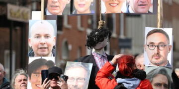 Irish Parliament Subjected to Mob Carrying Gallows, Chanting Threats